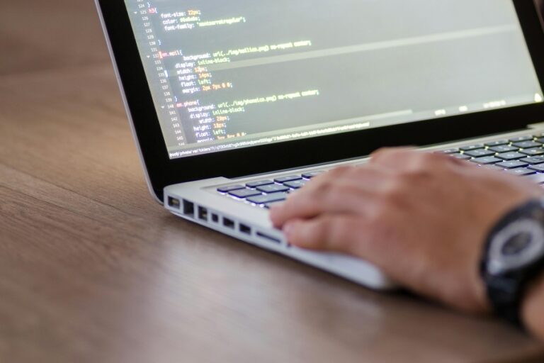 Router wird sehr warm und Internet schwankt: Aufstellung, Lüftung und Dauerlast einschätzen