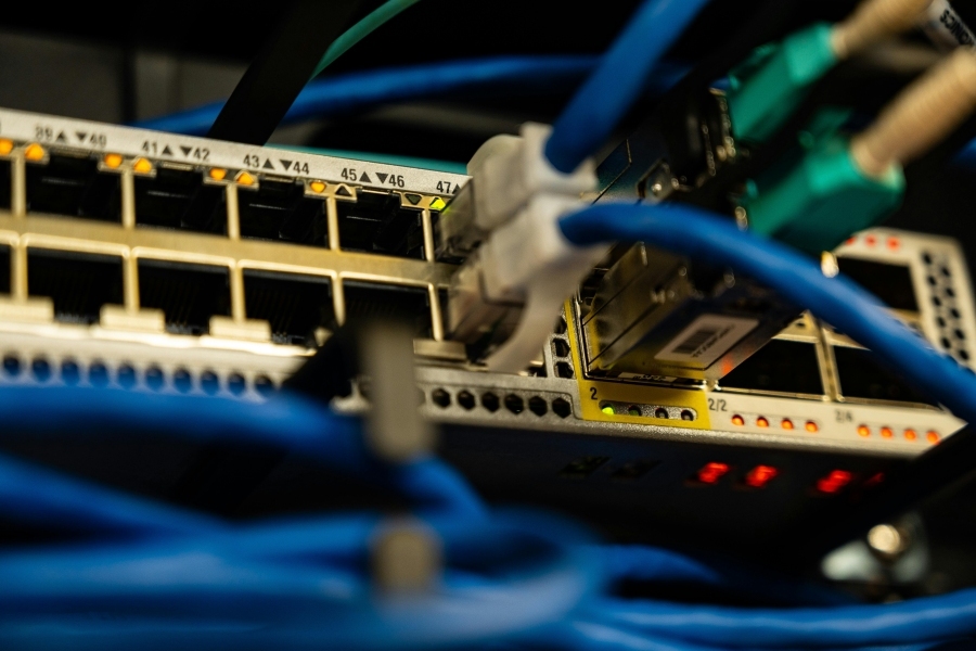WLAN im Keller nur bei offener Tür okay – was das über Dämpfung und Position verrät